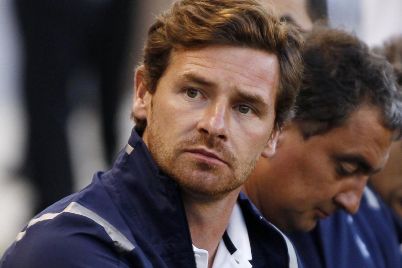 'Tottenham Hotspur\'s head coach Andre Villas Boas looks from the bench during the international friendly soccer match against the Los Angeles Galaxy in Carson, California July 24, 2012. REUTERS/Danny