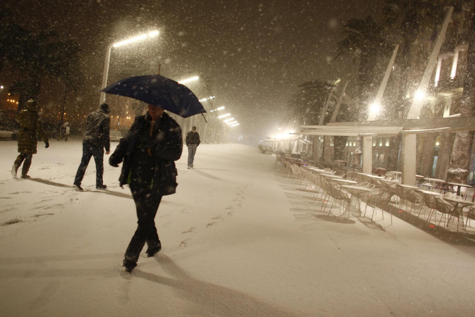 Temperatura se spustila na -4°C, a ulice je prekrilo 14 centimetara snijega.