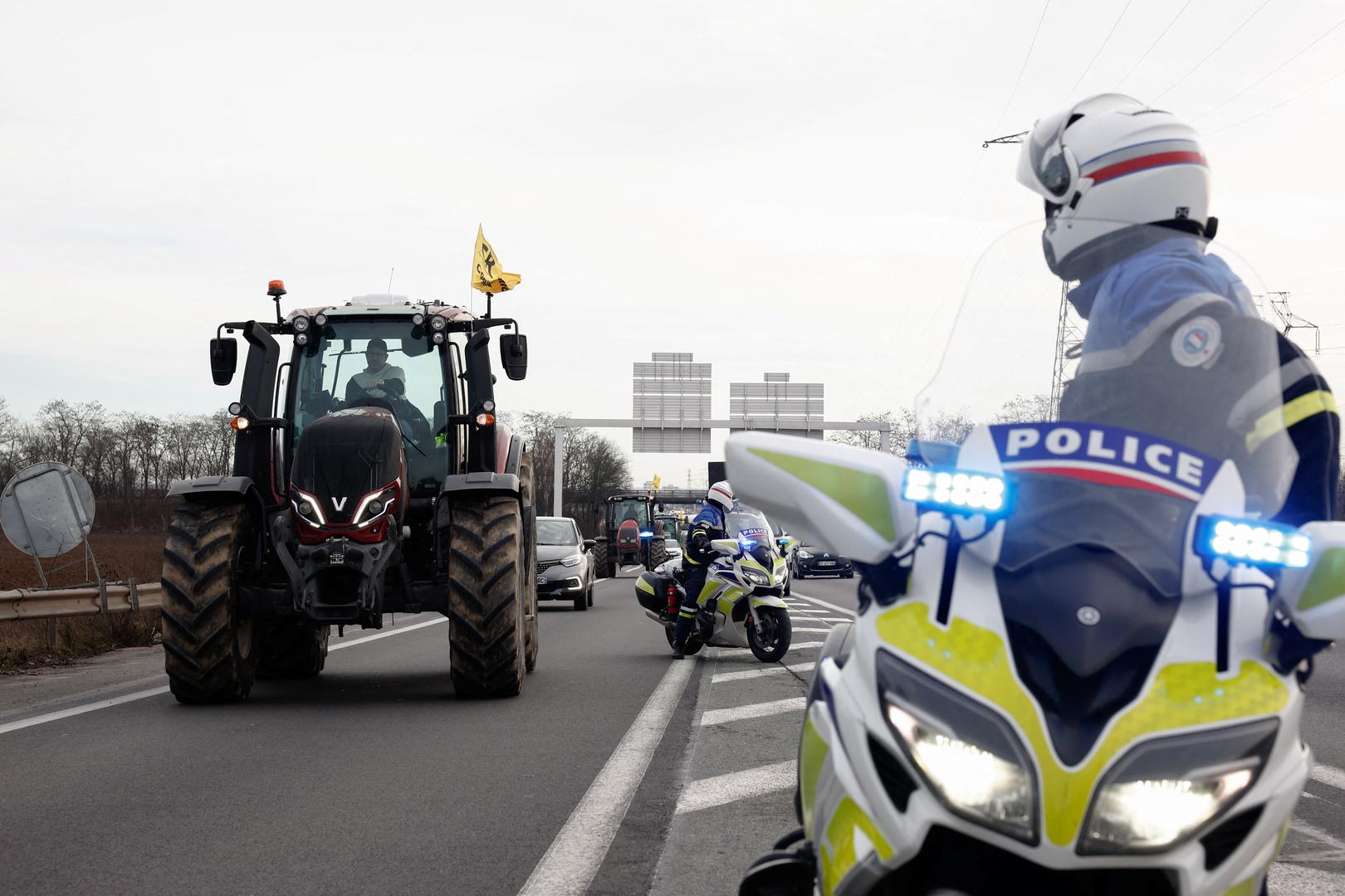 Podsjetimo, danima se rasplamsavaju prosvjedi diljem Francuske, najvećeg proizvođača poljoprivrede na kontinentu. Poljoprivrednici su frustrirani, djelomično zbog birokratskih zapetljaja i ekoloških politika koje tvrde da im nanose štetu i onemogućuju konkurenciju s manje strožim susjedima.