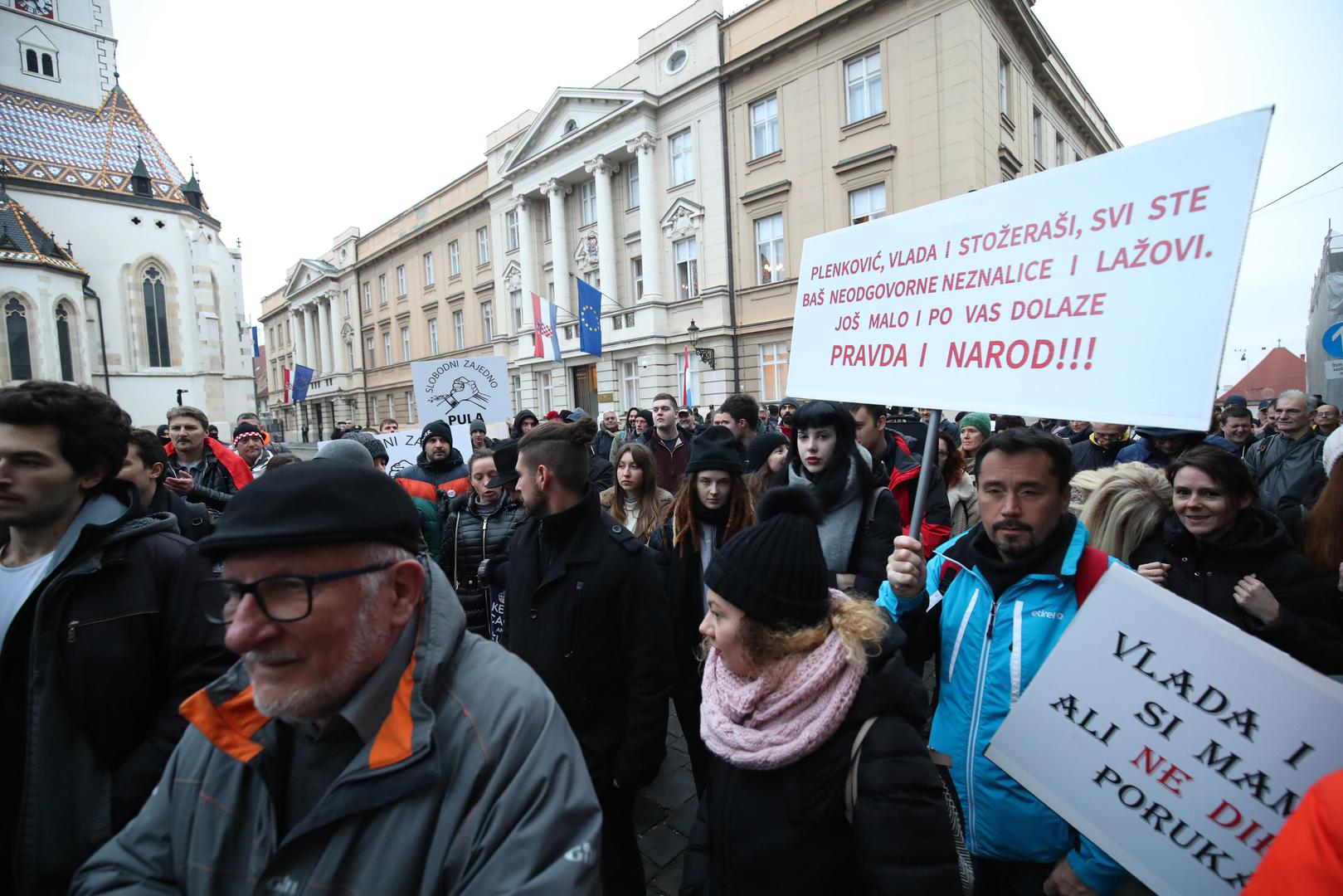 15.12.2021.,Zagreb - Na Markovu trgu poceli su se okupljat prosvjednici, a okupljanje budno prate brojni policijski sluzbenici.Prosvjednici ce svojim tijelima formirati bedem oko Markova trga 