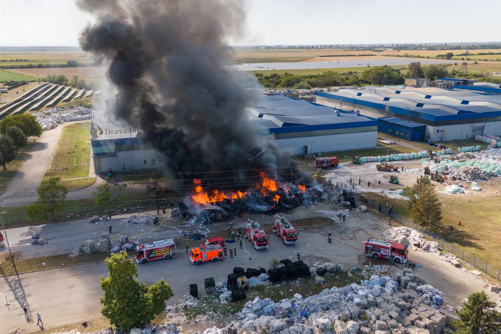 Na prostoru tvrtke za preradu i skladištenje plastike "Drava International“ u osječkom naselju Brijest u srijedu oko 15 sati izbio je požar.