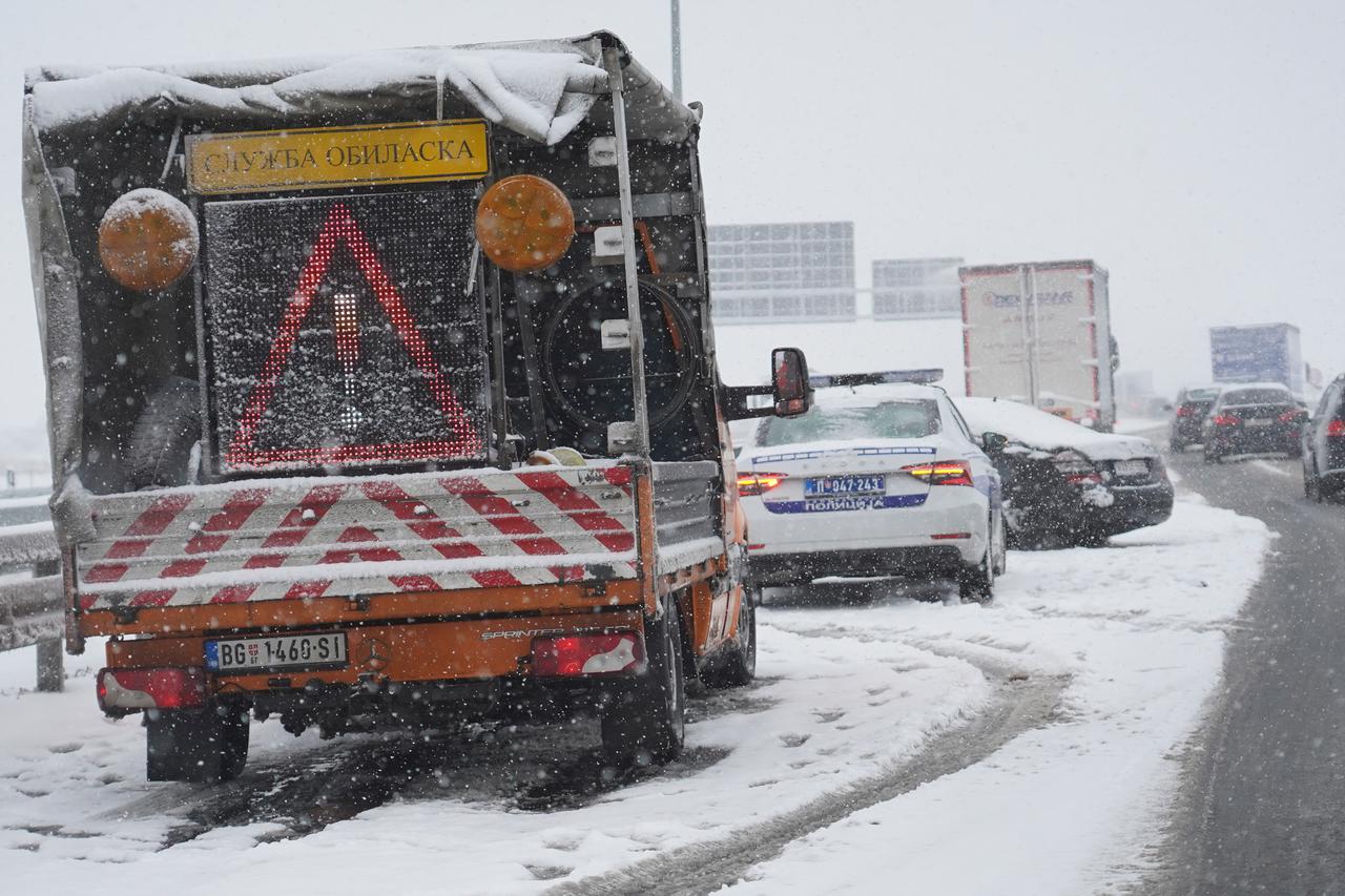 Nekoliko sudara na autocesti Zagreb - Beograd zbog snijega i vjetra 