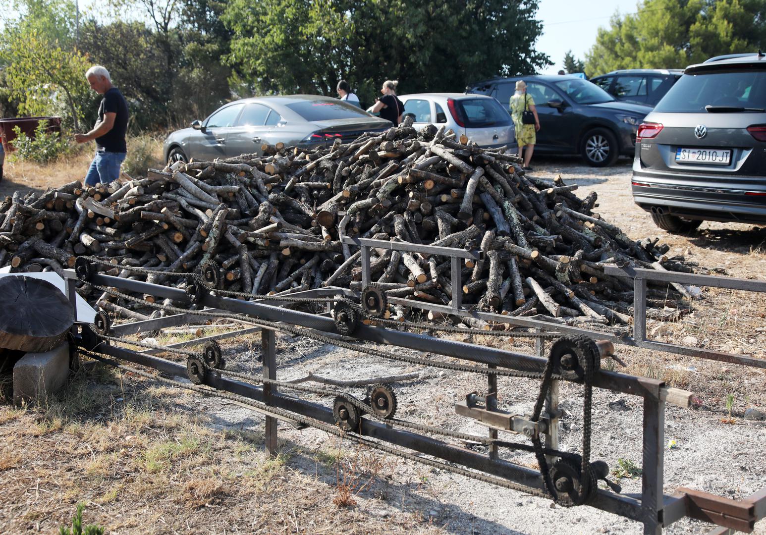 Međutim, vjernici u Vrpolju ostali su danas bez pečenog mesa, janjetina i odojka, jer je odlukom vlasti zabranjeno paljenje vatre na otvorenom prostoru od 1. lipnja do 31. listopada.