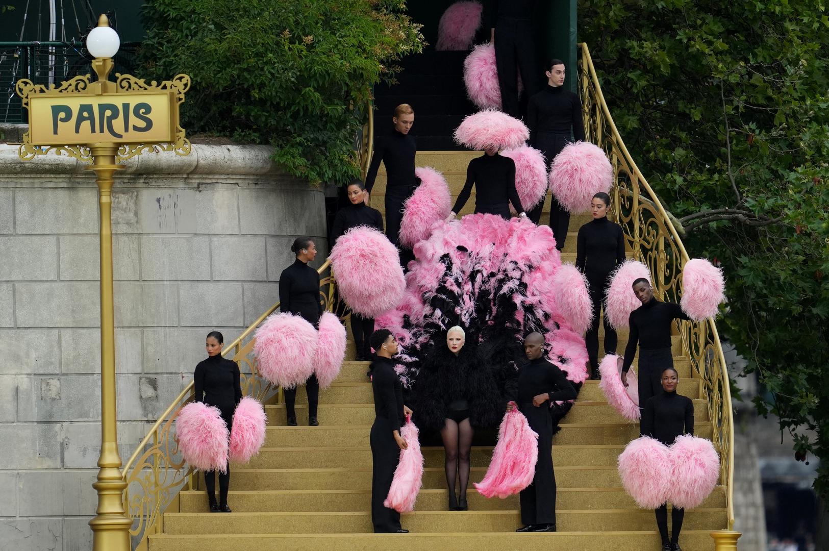 Program otvaranja započela je pjevačica Lady Gaga.