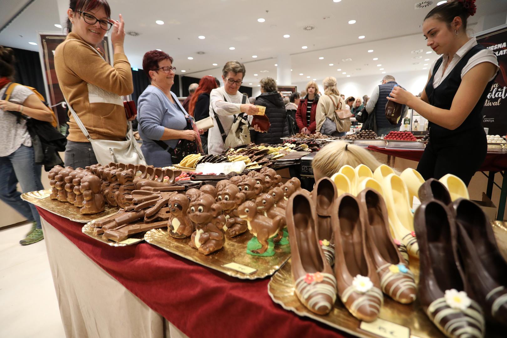 Bilo da ste ljubitelj klasične čokolade, inovativnih okusa poput čokolade s kavom, narančom, svinjskom masti ili kavom, ovaj festival bio je savršen prilika za uživanje u slatkim užicima i kreativnosti čokolatijera.