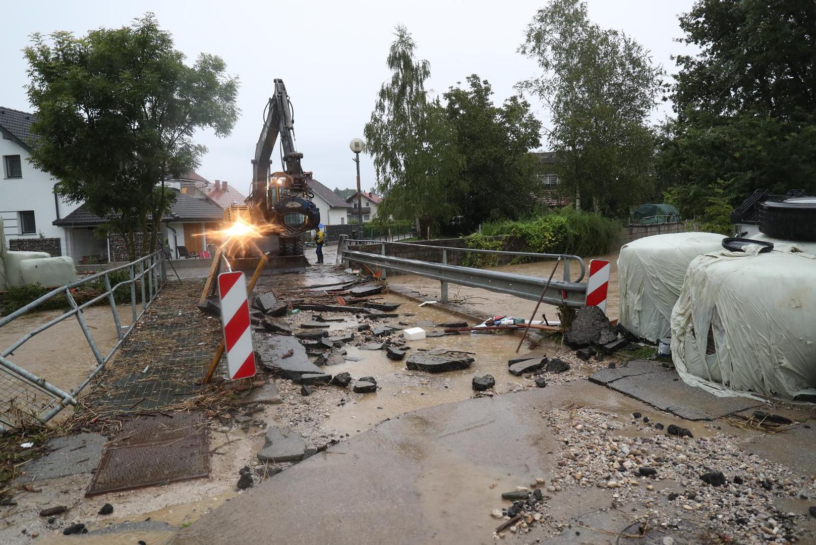 04.08.2023., Menges, Slovenija - Stanovnici i vatrogasci bore se s posljedicama velike poplave Photo: Matija Habljak/PIXSELL