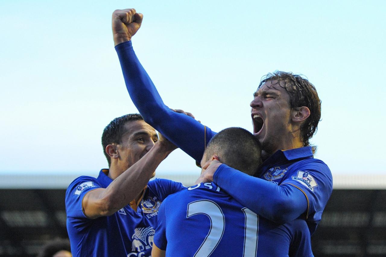 \'Everton\'s Croatian striker Nikica Jelavic (R) celebrates with team-mates after scoring the opening goal of the English Premier League football match between Everton and Tottenham Hotspur at Goodiso