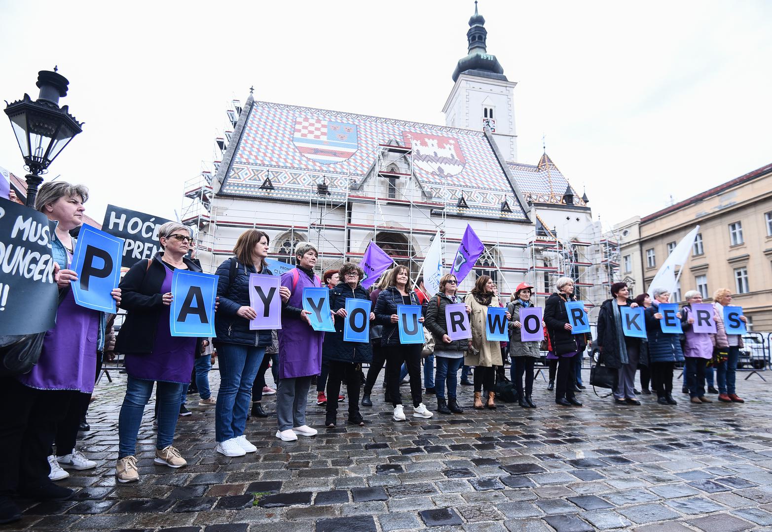 10.11.2022., Zagreb - Prosvjed i konferencija za novinare radnica Orljave. Prosvjed organiziraju Novi sindikat i Sindikat tekstila, obuce, koze, gume Hrvatske. Pozeska tvornica Orljava zavrsila je u stecaju u srpnju 2021., a 172 radnice i dalje cekaju isplatu otpremnine koja im po zakonu i kolektivnom ugovoru pripada. Organizatori prosvjeda kazu da Vlada ignorira zahtjeve radnika. Photo: Neva Zganec/PIXSELL