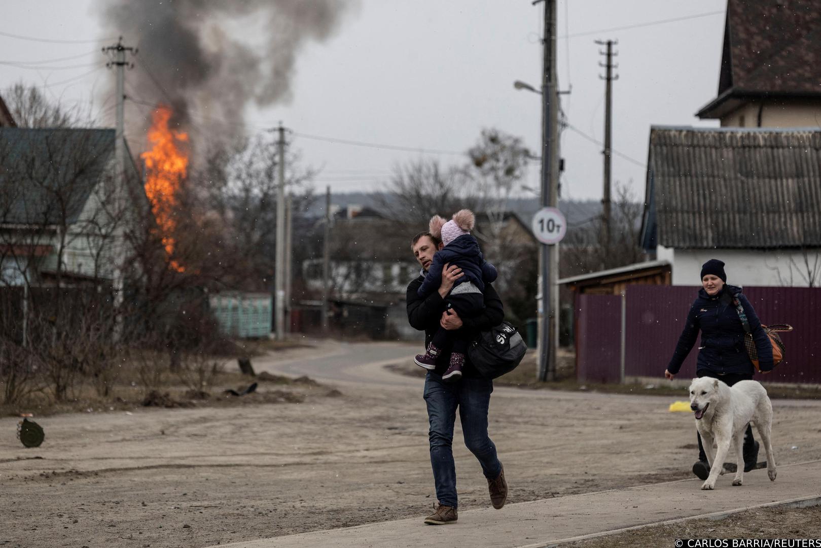 Local residents escape from the town of Irpin, after heavy shelling landed on the only escape route used by locals, as Russian troops advance towards the capital of Kyiv, in Irpin, near Kyiv, Ukraine March 6, 2022. REUTERS/Carlos Barria Photo: CARLOS BARRIA/REUTERS