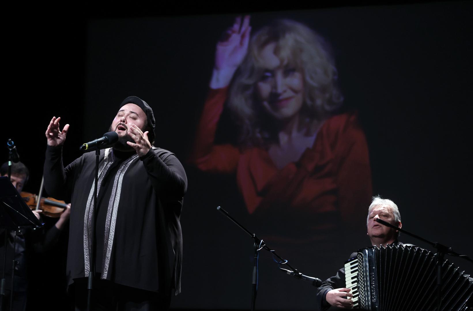 Jacques Houdek je na oproštaju od Velkovske pjevao poznatu makedonsku pjesmu "Zajdi, zajdi". 