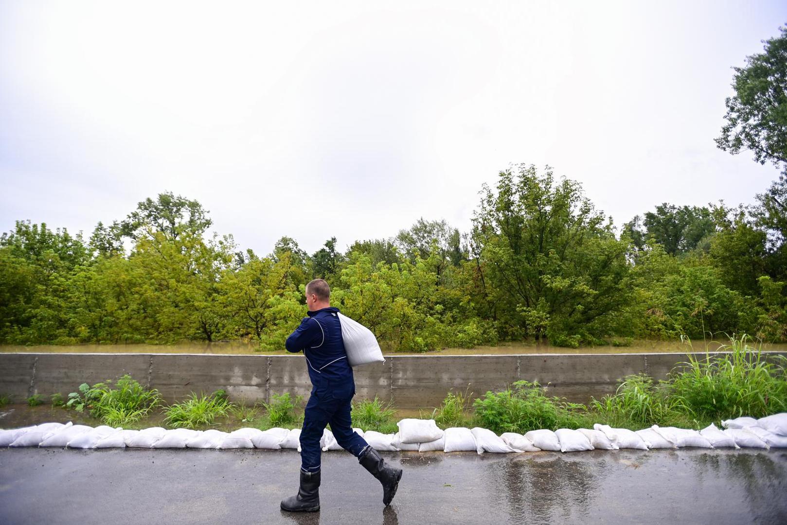 06.08.2023., Zagreb -  Uvedeno je izvanredno stanje obrane od poplava u naseljima oko Rugvice. Stanovnici Narta Savskog pune vreće pijeska kako bi zaštitili svoje kuće. Photo: Igor Soban/PIXSELL