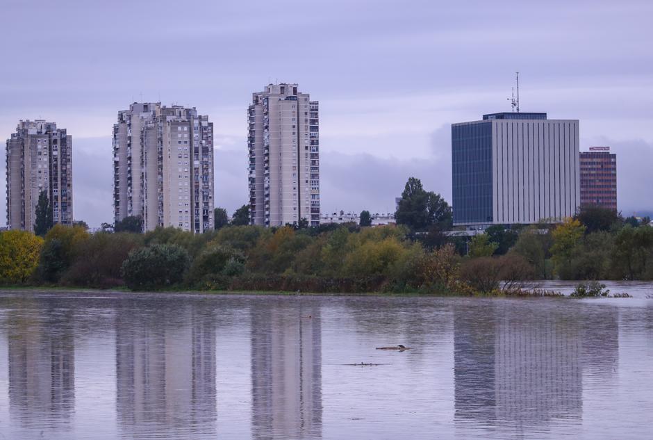 Zagreb: Zbog obilnih kiša rijeka Sava  izlila se iz korita