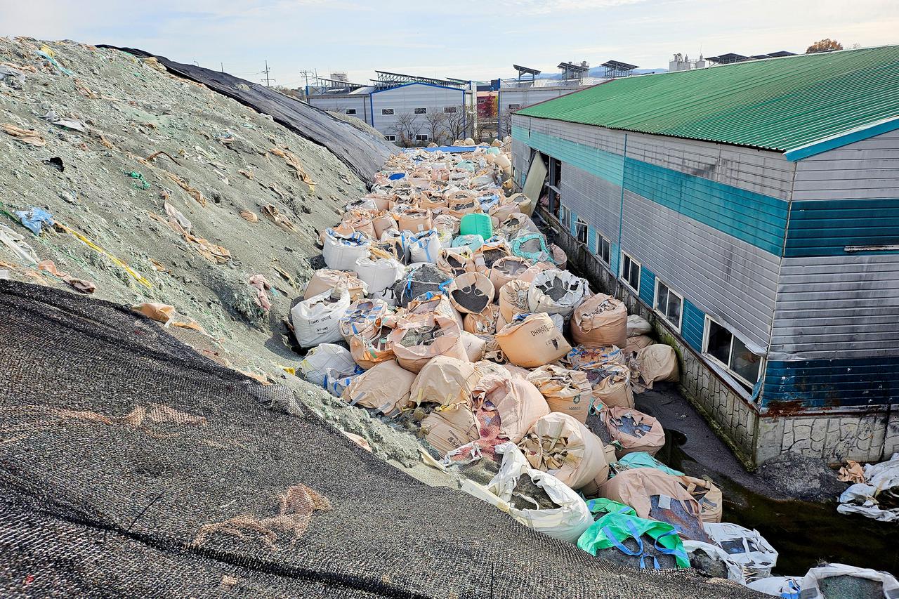 FILE PHOTO: Divisions on curbing plastic waste persist as UN treaty talks begin