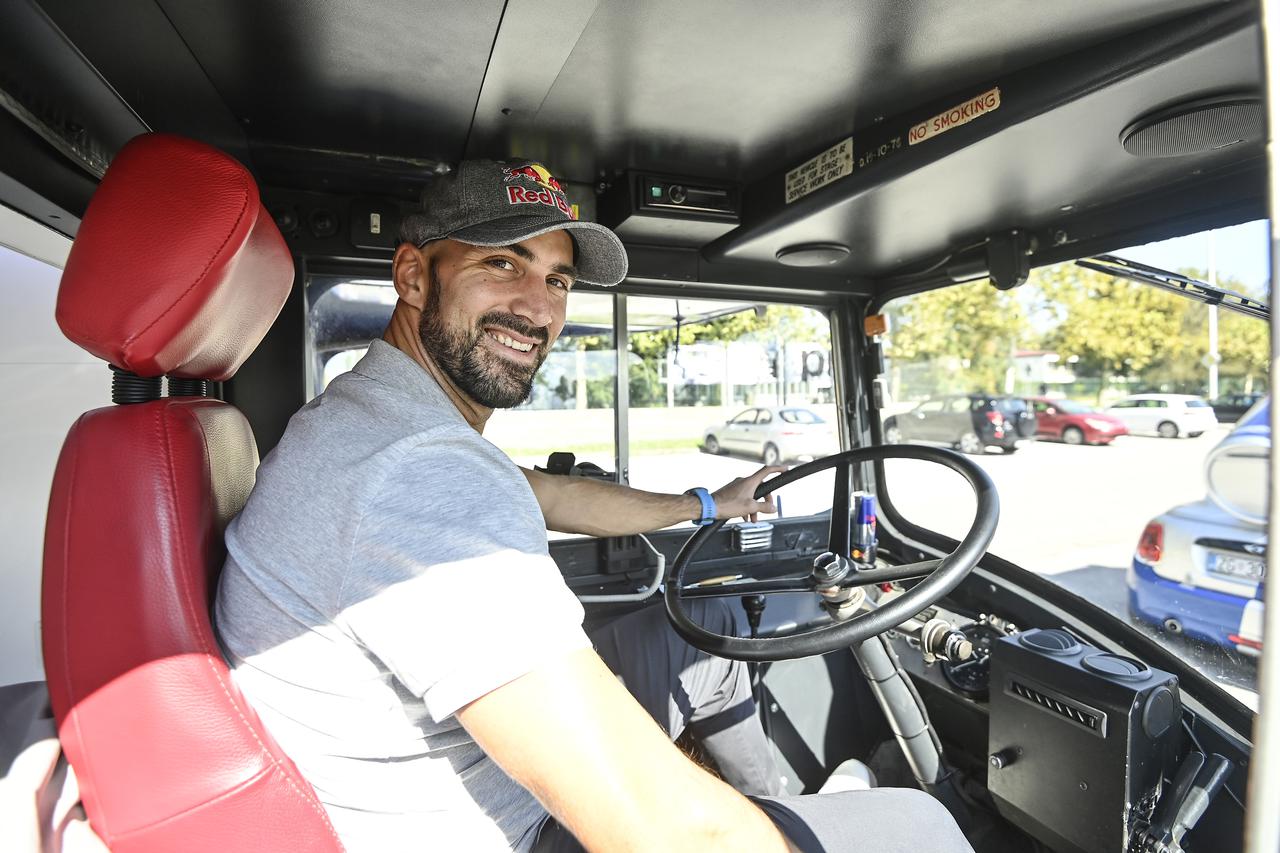 Zagreb: Braća Sinković provozali su bus Red Bulla