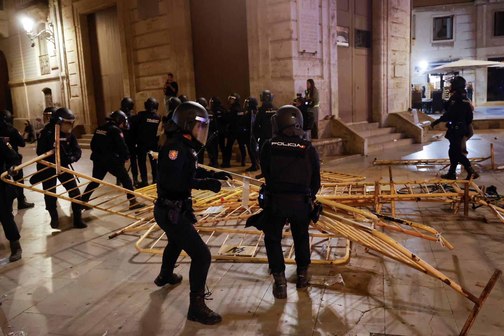 Police officers in riot gear move barriers during a protest against Valencia's regional leader Carlos Mazon and the management of the emergency response to the deadly floods in eastern Spain, in Valencia, Spain, November 9, 2024. REUTERS/Eva Manez Photo: Eva Manez/REUTERS