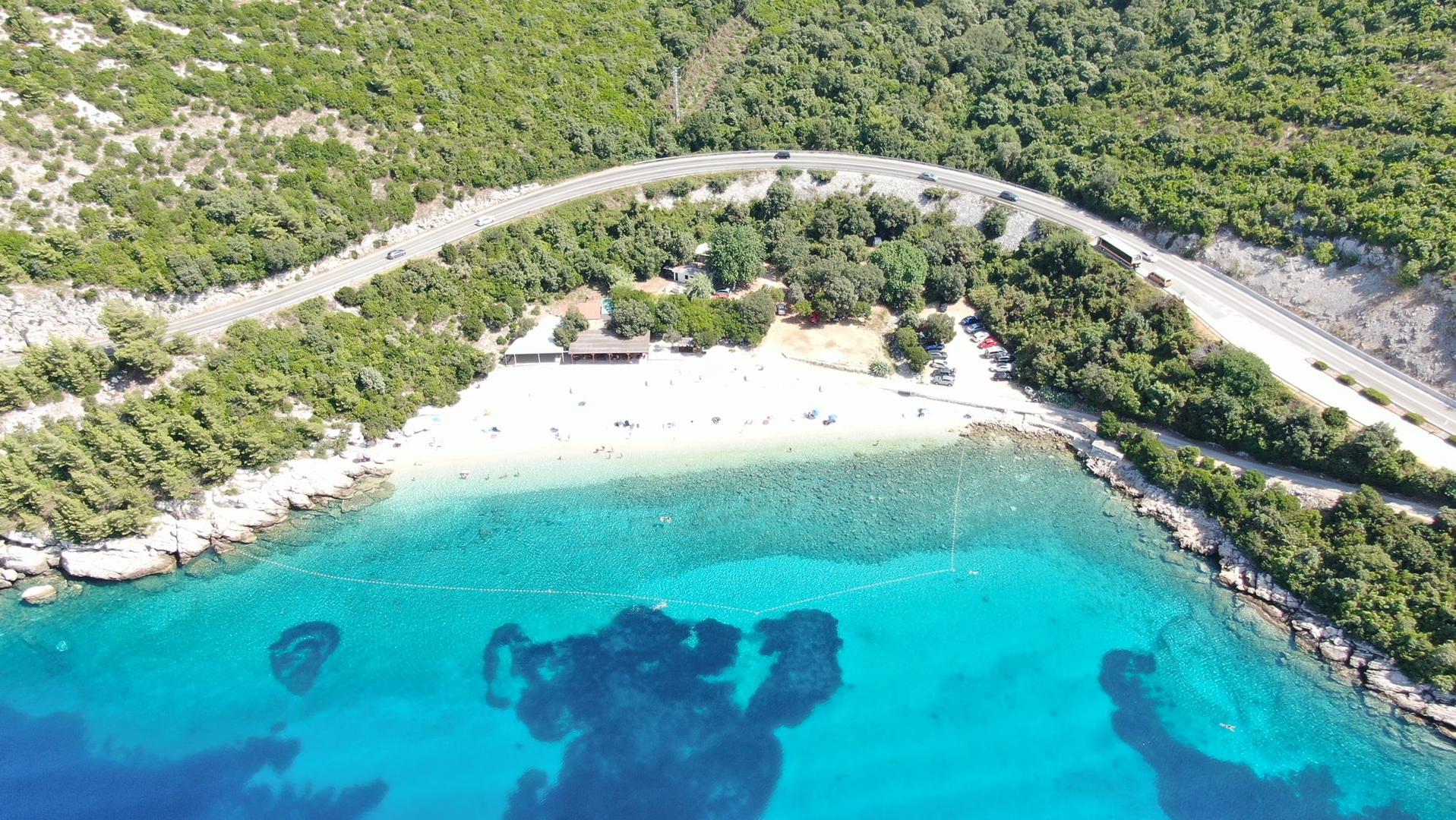 Veliki Žali: Ova prekrasna prirodna uvala, koja se smatra jednom od najboljih plaža u dubrovačkoj regiji, dobila je ime po velikom bijelom šljunku koji čini plažu (Veliki šljunak). Plaža se nalazi neposredno uz Jadransku magistralu, svega 30 minuta vožnje od Dubrovnika u smjeru Splita. Na raspolaganju je parking, sanitarni čvor te bar i restoran koji u hladu poslužuje hladna pića i domaću hranu. Suncobrani i ležaljke su lako dostupni po razumnoj cijeni. Okrenut je direktno prema otoku Šipanu, a u daljini vidi se idilična luka Lopuda.