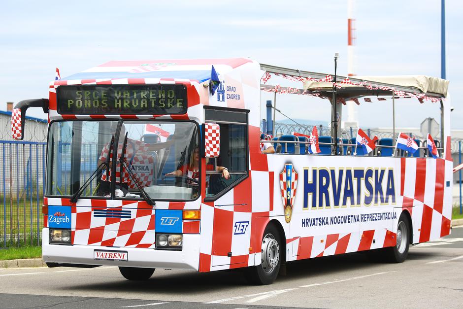 Autobus s mažoretkinjama dolazi u zračnu luku kako bi dočekao vatrene