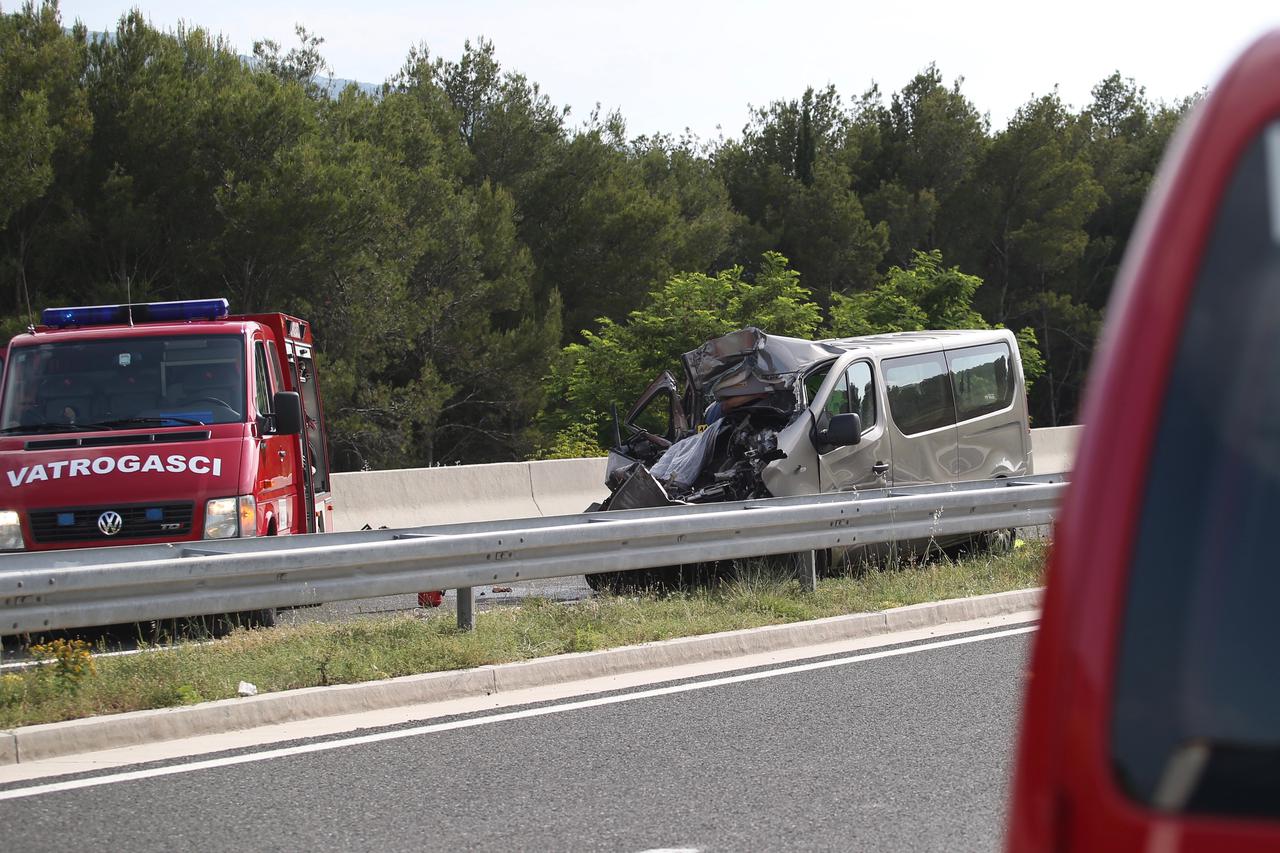 U sudaru teretnog vozila i kombija poginula jedna osoba