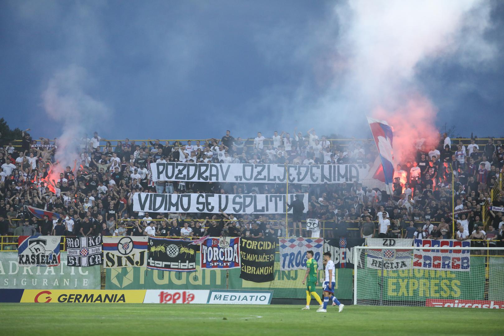 Torcida je sa svoje tribine podignula transparent na kojem je pisalo: Pozdrav ozlijeđenima, vidimo se u Splitu