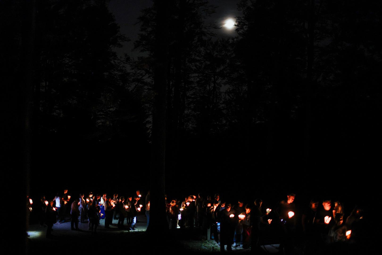 Nakon toga, uslijedila je noćna procesija kroz šumu oko kapelice i župne kućice.