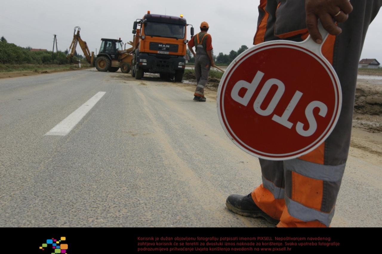 '18.06.2010., Koprivnica - Promet Podravskom magistralom odvijao se jednim trakom do popodnevnih sati zbog zemlje koju je kisa nanijela na asfalt.  Photo: Marijan Susenj/PIXSELL'