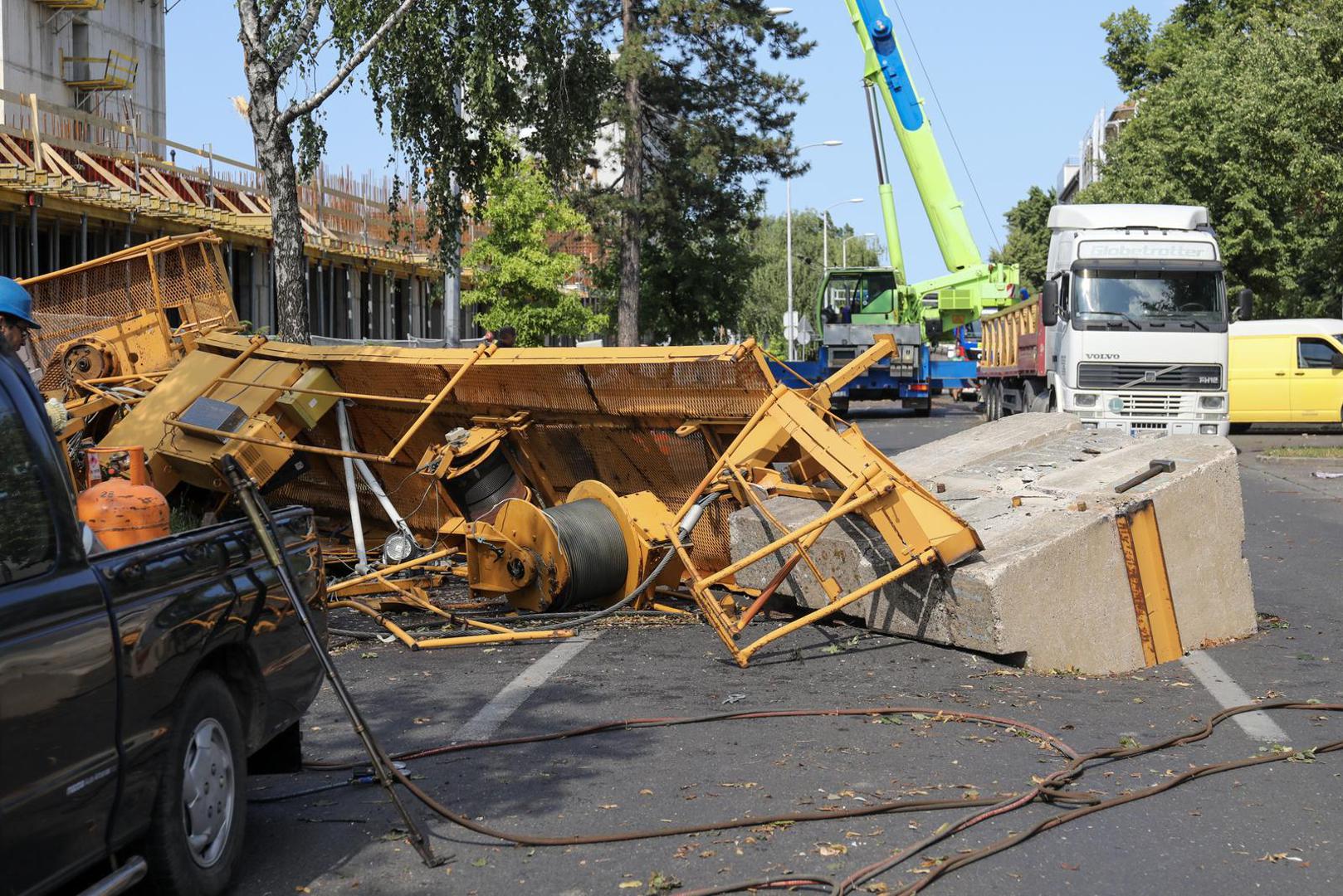 20.07.2023., Zagreb, Hrvatska - Uslijed strasnog nevremena i oluje u Prilazu baruna Filipovica pala je dizalica koja se ukopala u cestu. Photo: Emica Elvedji/PIXSELL