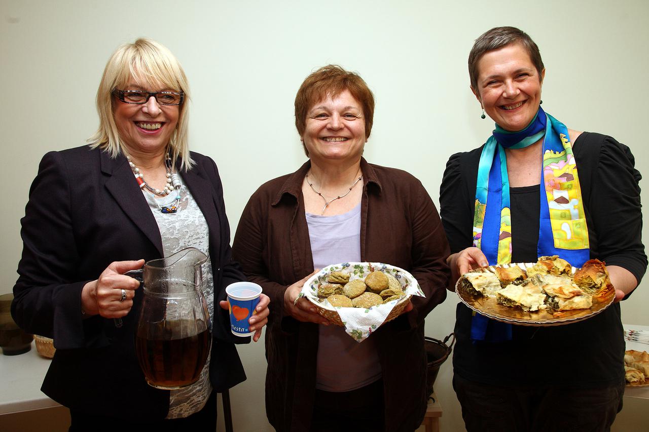 17. 05. 2010., Zagreb -  U Mojoj kuci zdravlja, Ilica 78 odrzana je radionica o ljekovitosti koprive te njene upotrebe u prehrani. Mirjana Tonkovic, Djurdja Stefanec i Jadranka Boskovic Photo: Zeljko Hladika/PIXSELL