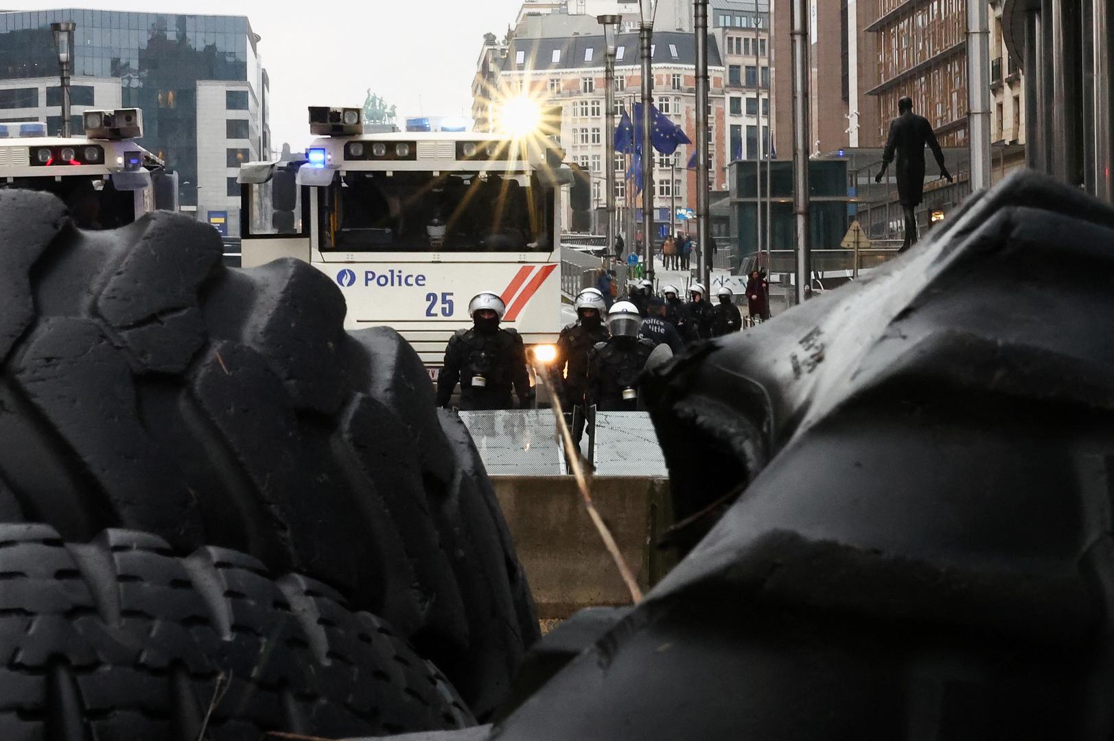 Police stand during a protest of European farmers over price pressures, taxes and green regulation, on the day of an EU Agriculture Ministers meeting in Brussels, Belgium February 26, 2024. REUTERS/Yves Herman Photo: YVES HERMAN/REUTERS