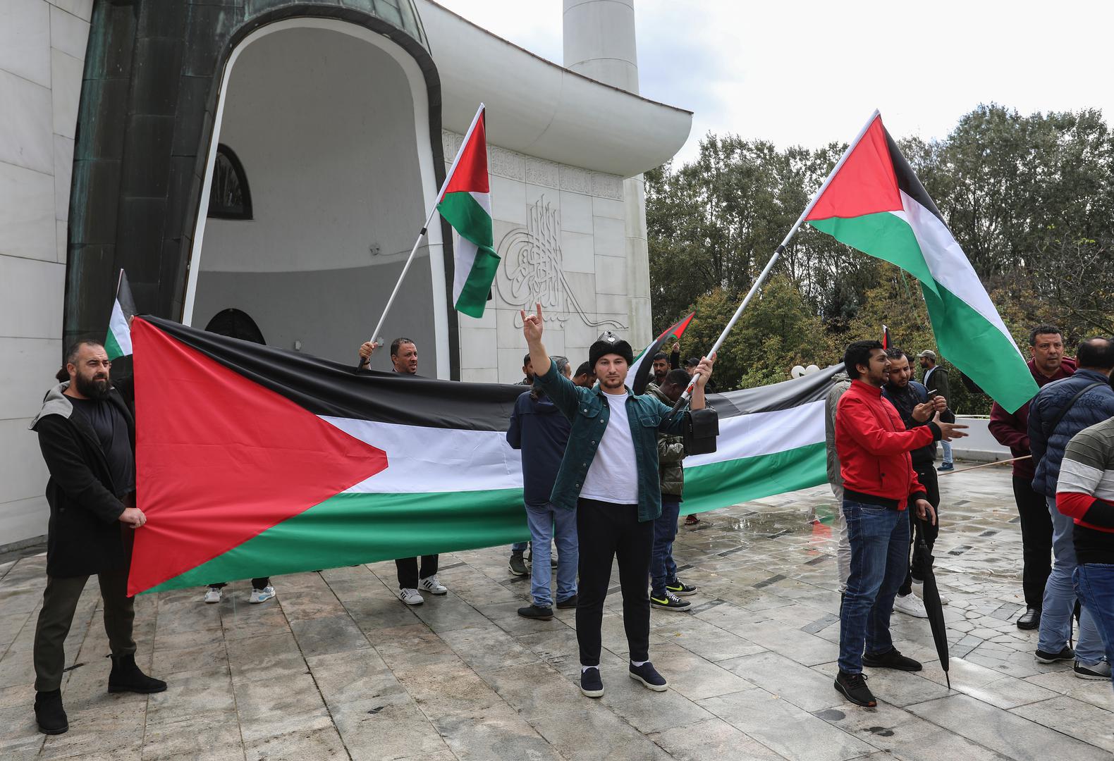 27.10.2023., Zagreb - U Islamskom centru u Zagrebu, sredisnjoj dzamiji Mesihata Islamske zajednice u Hrvatskoj, nakon podnevne molitve, odrzan je prosvjed i potpora palestinskom narodu i odrzana molitva za poginule u ratu s Izraelom. Photo: Robert Anic/PIXSELL