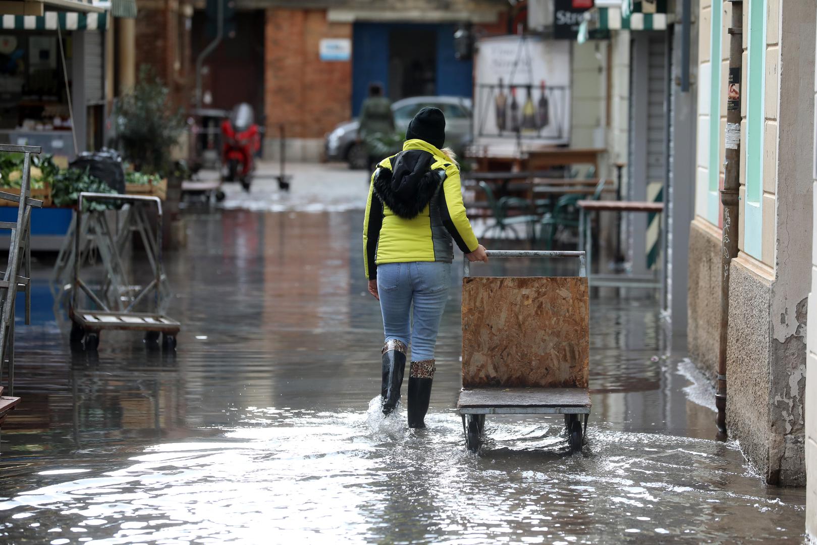 02.12.2023., Rijeka - Dijelovi gradske trznice i okolnih ulica pod vodom nakon jakog juga i kise. Photo: Goran Kovacic/PIXSELL