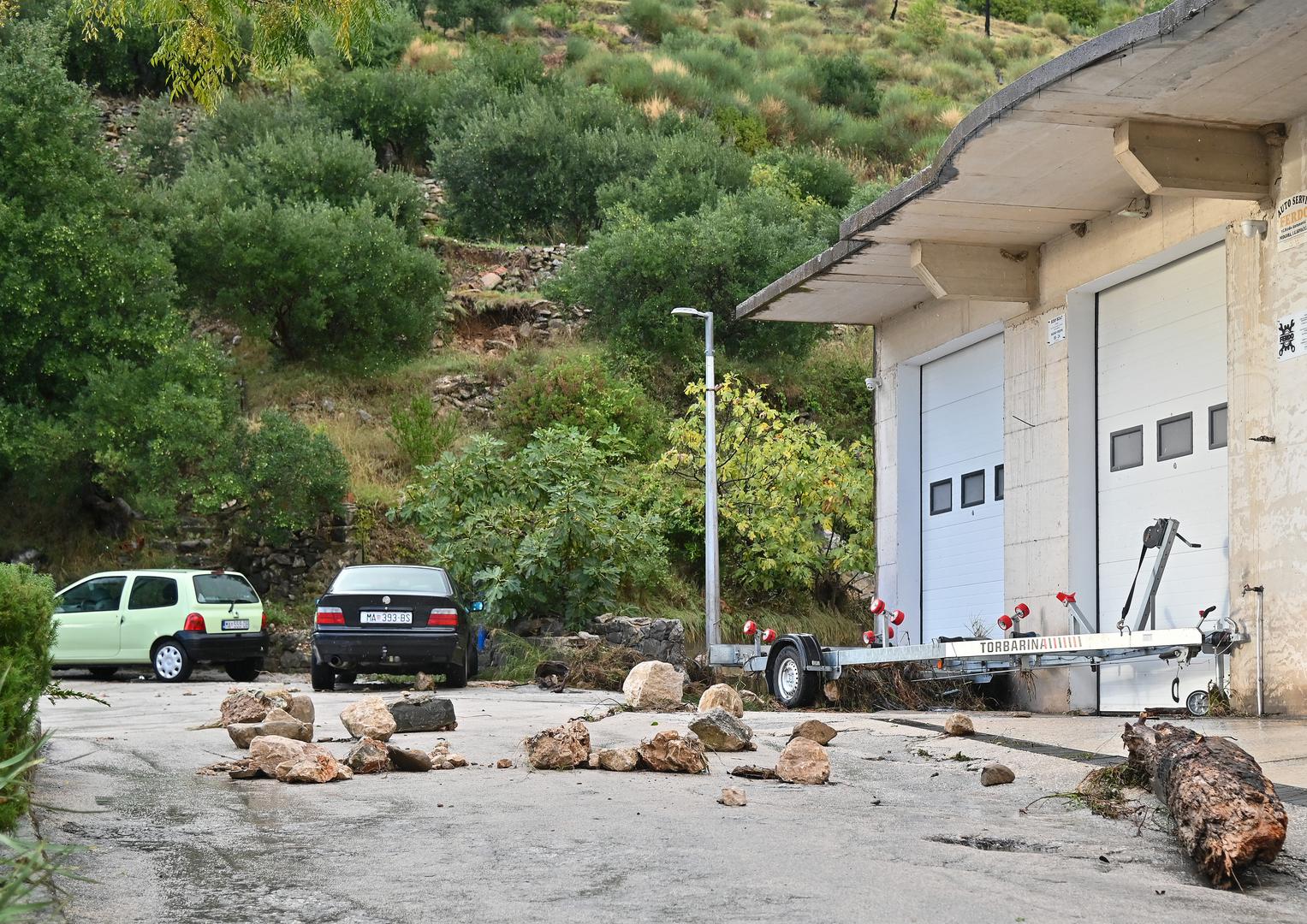 05.10.2024., Podgora - Jako nevrijeme gdje je palo do 140 litara kise po cetvornom metru strovilo je bujice na ulicama Podgore. Photo: Matko Begovic/PIXSELL