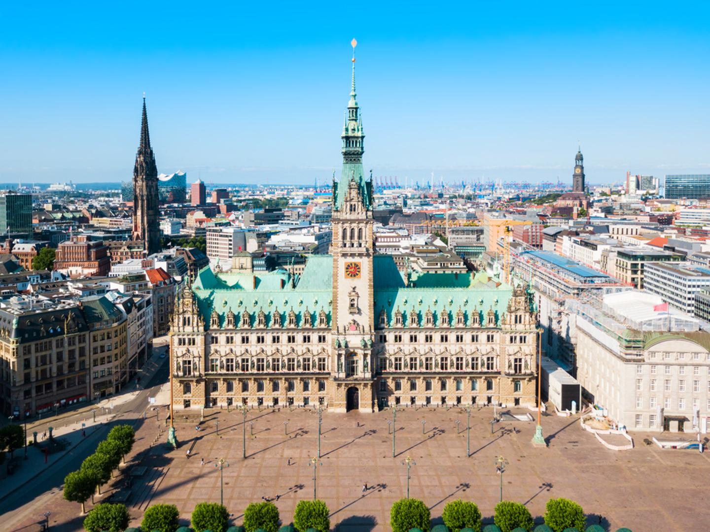 Rathaus: Gradska vijećnica slovi za jednu od najljepših zgrada u Hamburgu. Izgrađena je 1897. godine, nalazi se u strogom središtu, a prepoznatljiva je po tornju visokom 112 metara. Svakodnevno je obiđe više stotina turista.