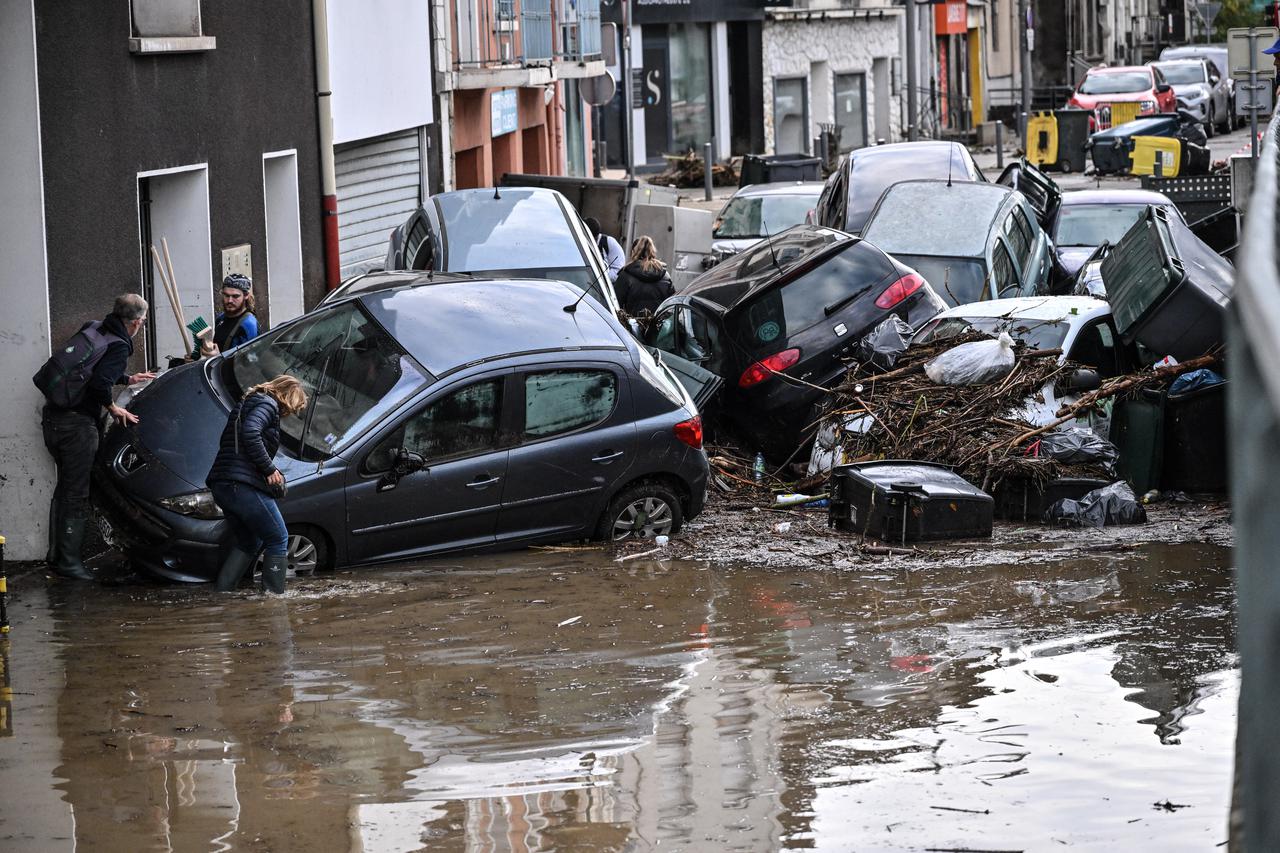 Posljedice velikih poplava u Rive De Gieru u blizini Lyona