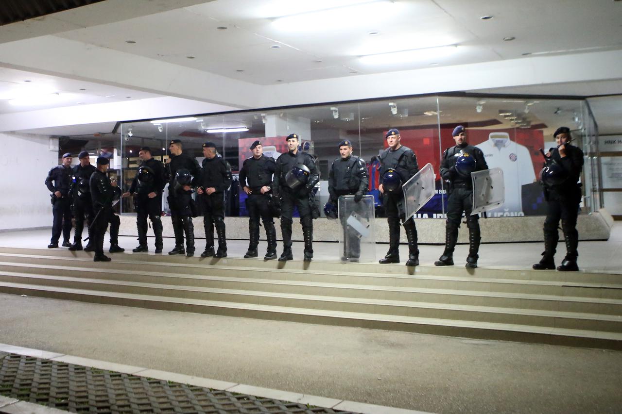 Policija ispred stadiona Poljud gdje je Rudeš pobijedio Hajduk rezultatom 3:2