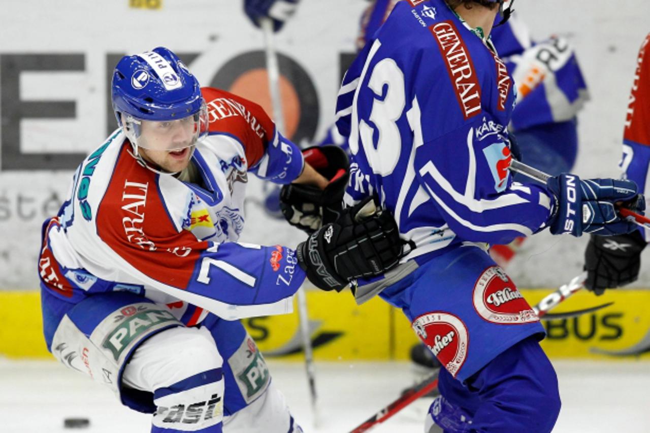 \'20.12.2011, Stadthalle, Villach, AUT, EBEL, EC Rekord Fenster VSV vs KHL Medvescak Zagreb, im Bild Ivan Sijan (Zagreb) und Benjamin Petrik (VSV) // during the Erste Bank Icehockey League, Stadthalle