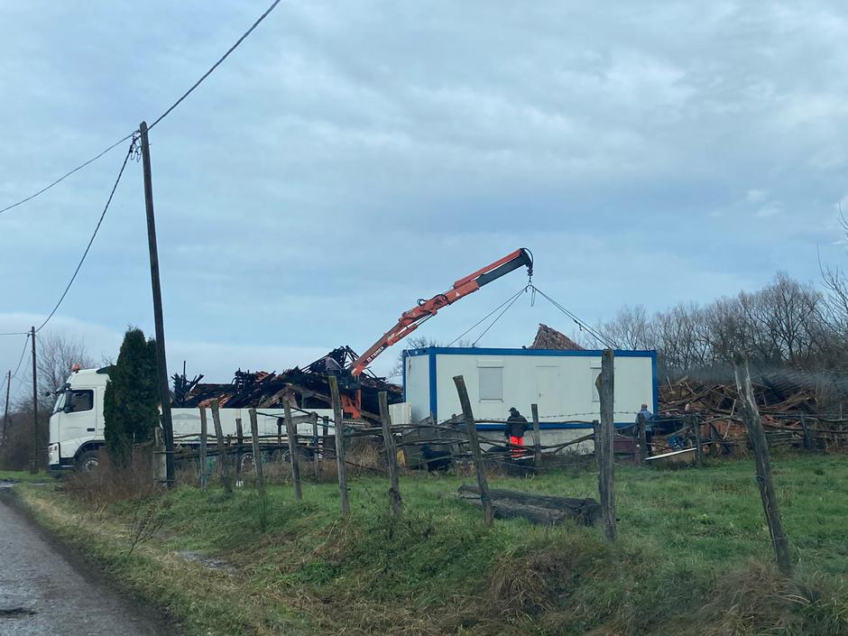 Postavljanje mobilnih kućica i kontejnera u Majskim Poljanama