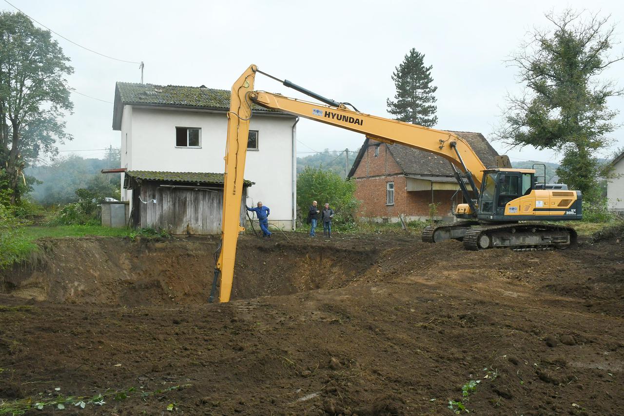 Započelo zatrpavanje rupa u Mečenčanima koje su nastale tijekom potresa