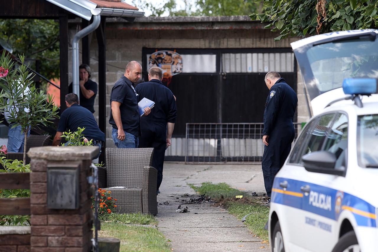 18.08.2015., Klostar Ivanic - Bomba koja je eksplodirala u dvoristu obiteljske kuce u Ulici Stjepana Radica u Klostar Ivanicu ostetila je parkirani automobil marke Audi i staklo na kuci. Od eksplozije nitko nije ozlijedjen, a policijski ocevid je u tijeku