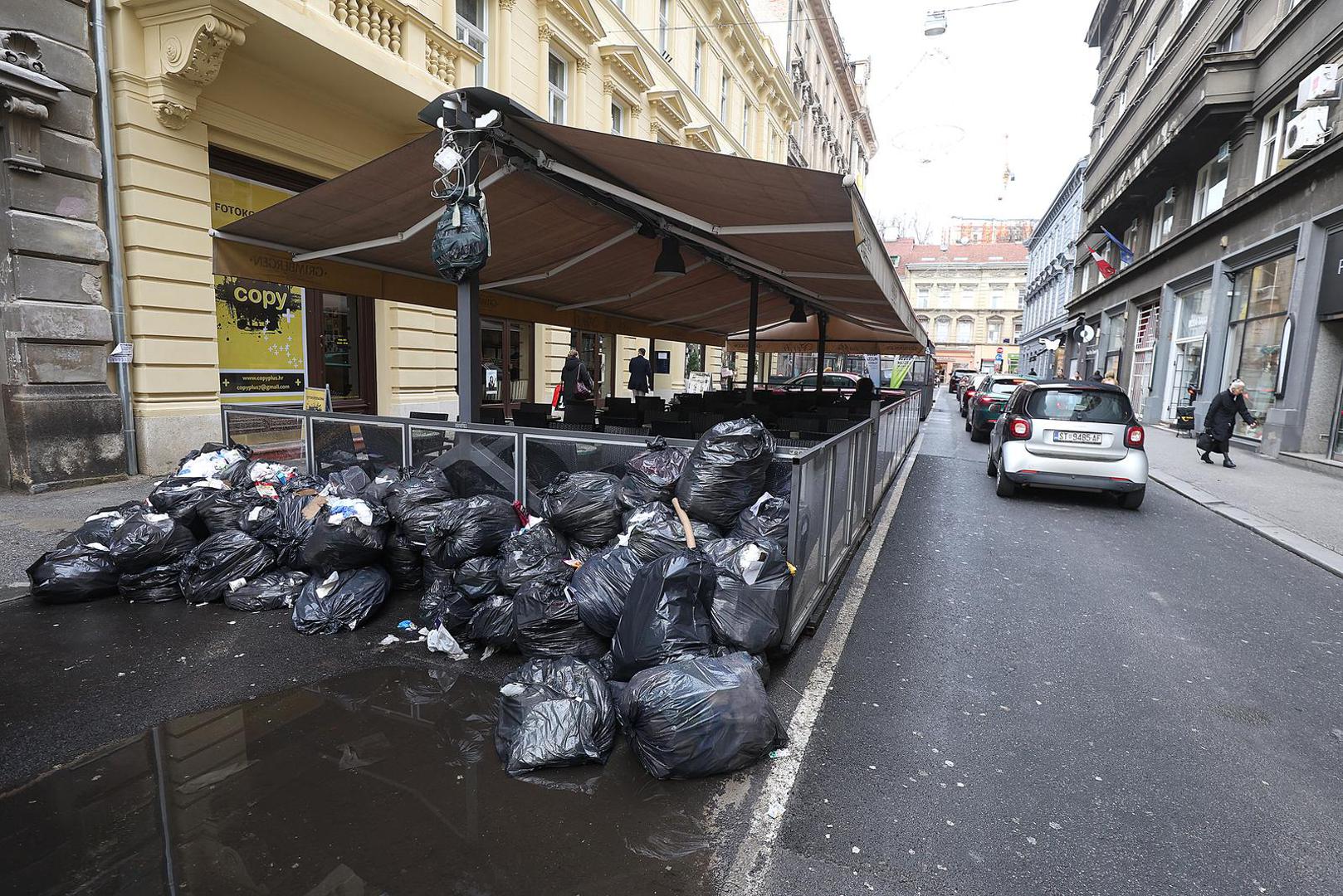 Velik broj crnih najlonskih vreća za smeće osvanuo je u strogom centru Zagreba, u Gundulićevoj ulici i to prije nekoliko dana, govore stanari. 