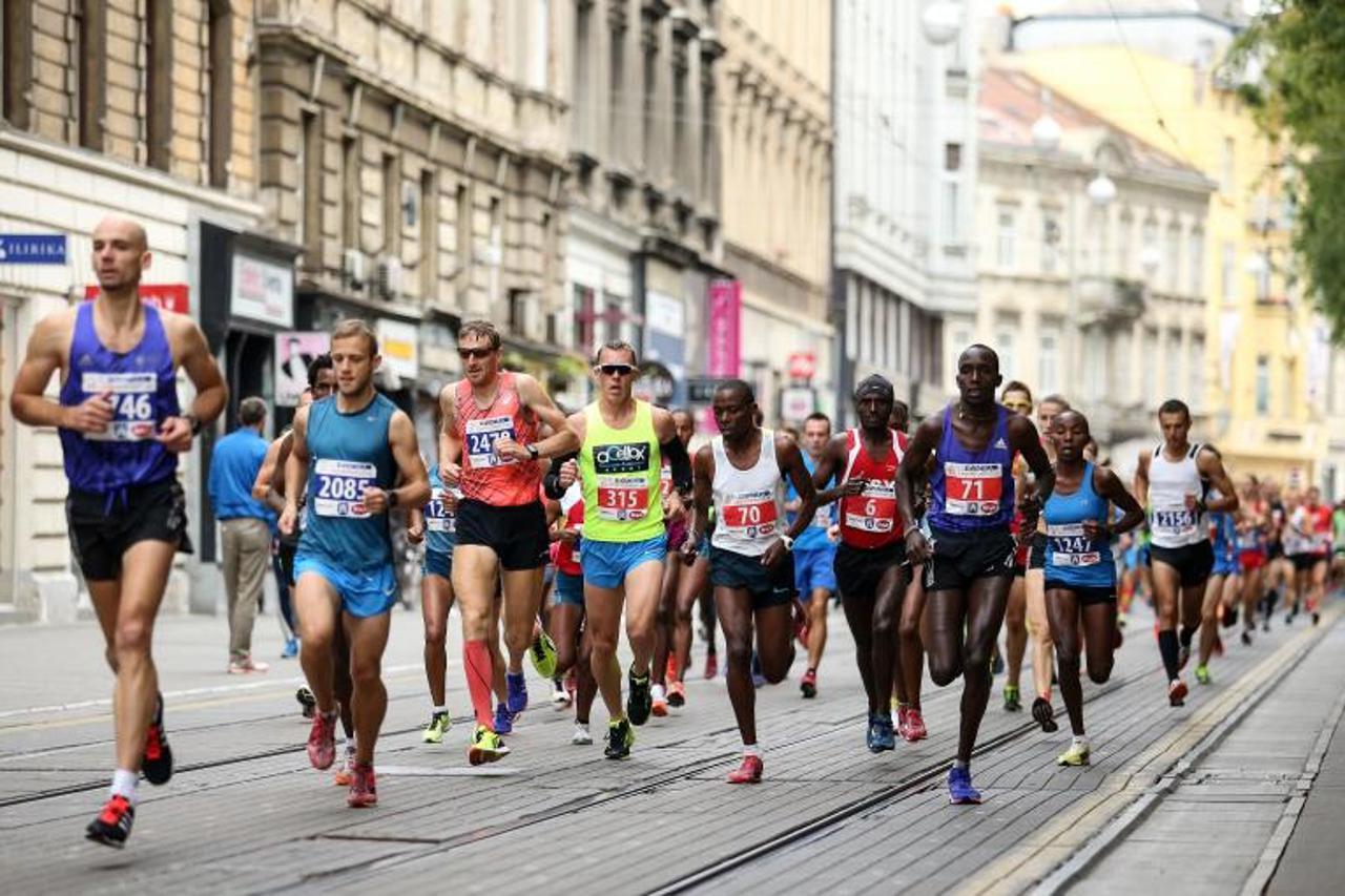 Zagrebacki maraton, polumaraton i utrka gradjana na 5km startali s Trga bana Jelacica.