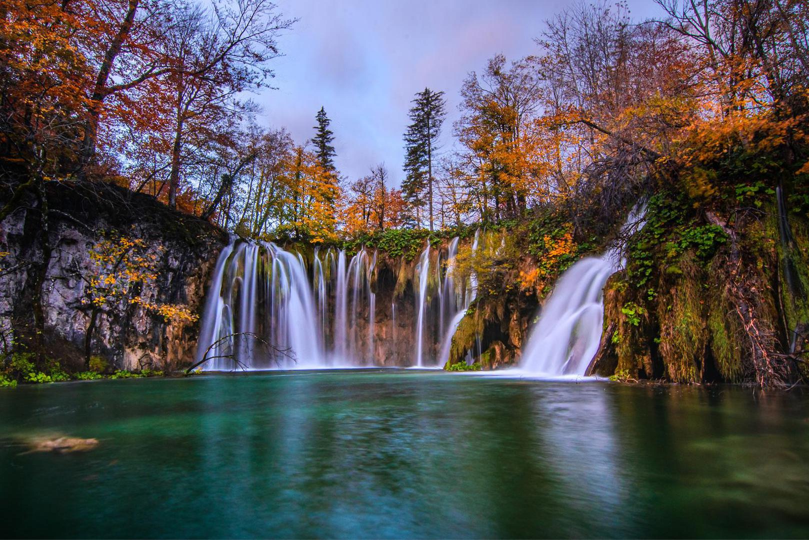 1. Nacionalni park Plitvička jezera, Hrvatska: Nacionalni park Plitvička jezera prekrasan je park smješten u sjevernoj Hrvatskoj. To je najstariji i prvi nacionalni park u zemlji i nalazi se na UNESCO-vom popisu svjetske baštine od 1979. Ono što ovo mjesto čini tako posebnim je 16 jezera sadržanih unutar 300 km2 parka, koja su nevjerojatne boje. Prilikom posjeta u jesen možete uživati ​​u raznim stazama i rutama koje vam omogućuju da maksimalno iskoristite svoj posjet i uživate u parku iz različitih kutova i perspektiva.