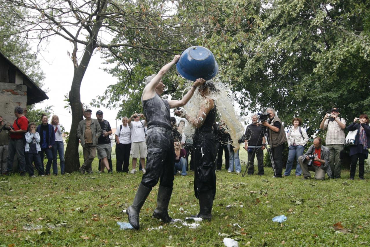 '19.06.2010., Koprivnica - Umjetnicki performansi na temu Voda, u sklopu projekta Moja zemlja, Vlaste Delimar.  Photo: Marijan Susenj/PIXSELL'