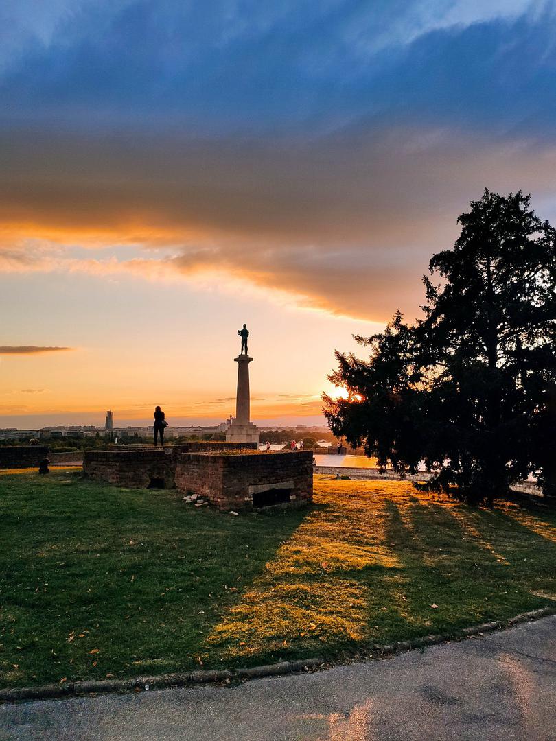 Ovaj monumentalni kip izrađen je od strane jednog od najvećih hrvatskih kipara, Ivana Meštrovića, i otkriven je 1928. godine. Njegovo postavljanje obilježilo je desetogodišnjicu proboja Solunskog fronta, čime se spomenik povezuje s pobjedom Srbije i saveznika u Prvom svjetskom ratu.