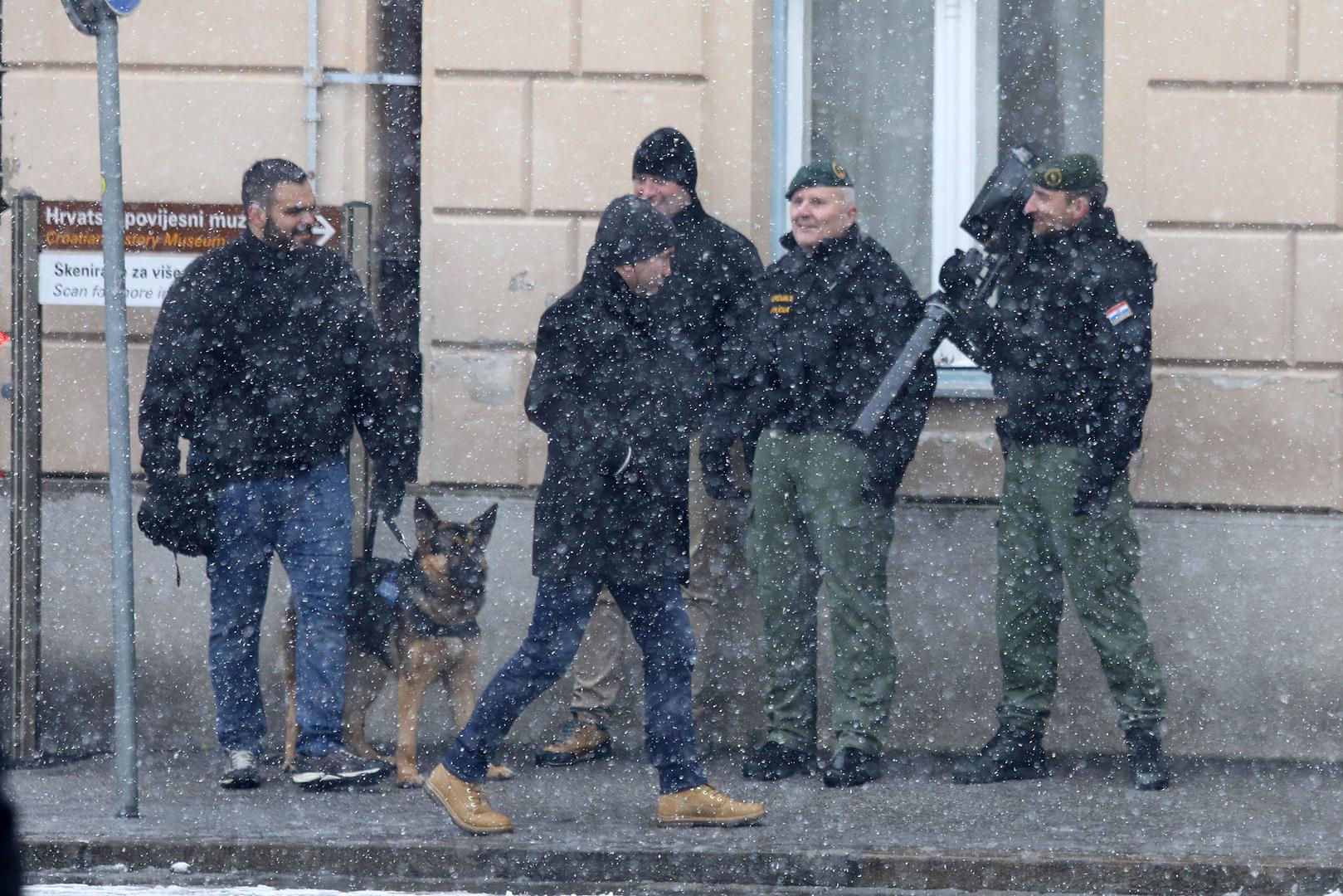 Neobična puška u rukama policije tijekom Vučićevog posjeta izazvala pažnju prolaznika

Policija koja je osiguravala Markov trg tijekom posjete srbijanskog predsjednika Aleksandra Vučića izazvala je pozornost prolaznika neobičnom puškom. 