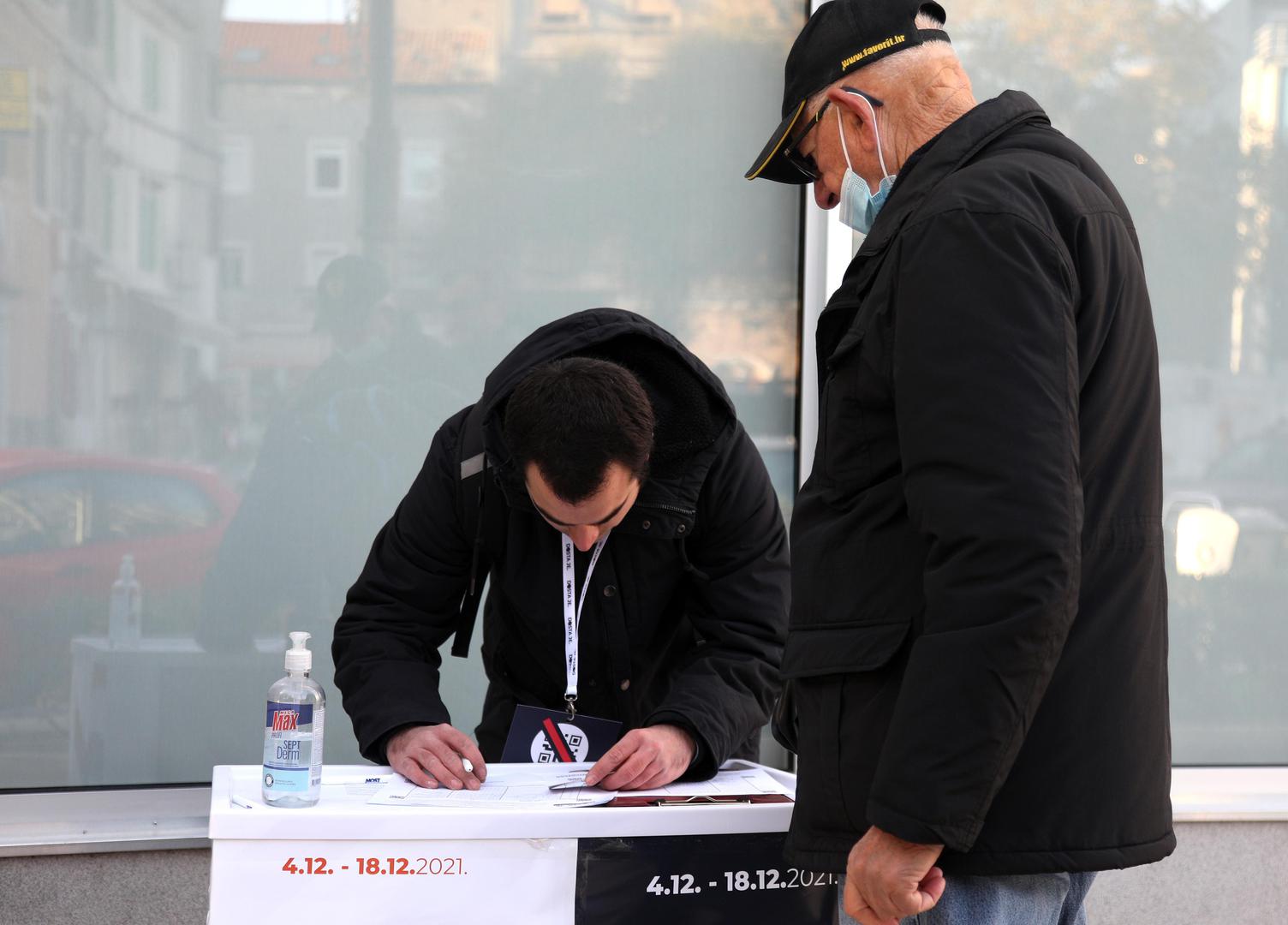 04.12.2021., Sibenik - U Sibeniku je Loza pocela sa prikupljanjem potpisa za raspisivanje referenduma kojim bi se ukinula uporaba COVID potvrda. 