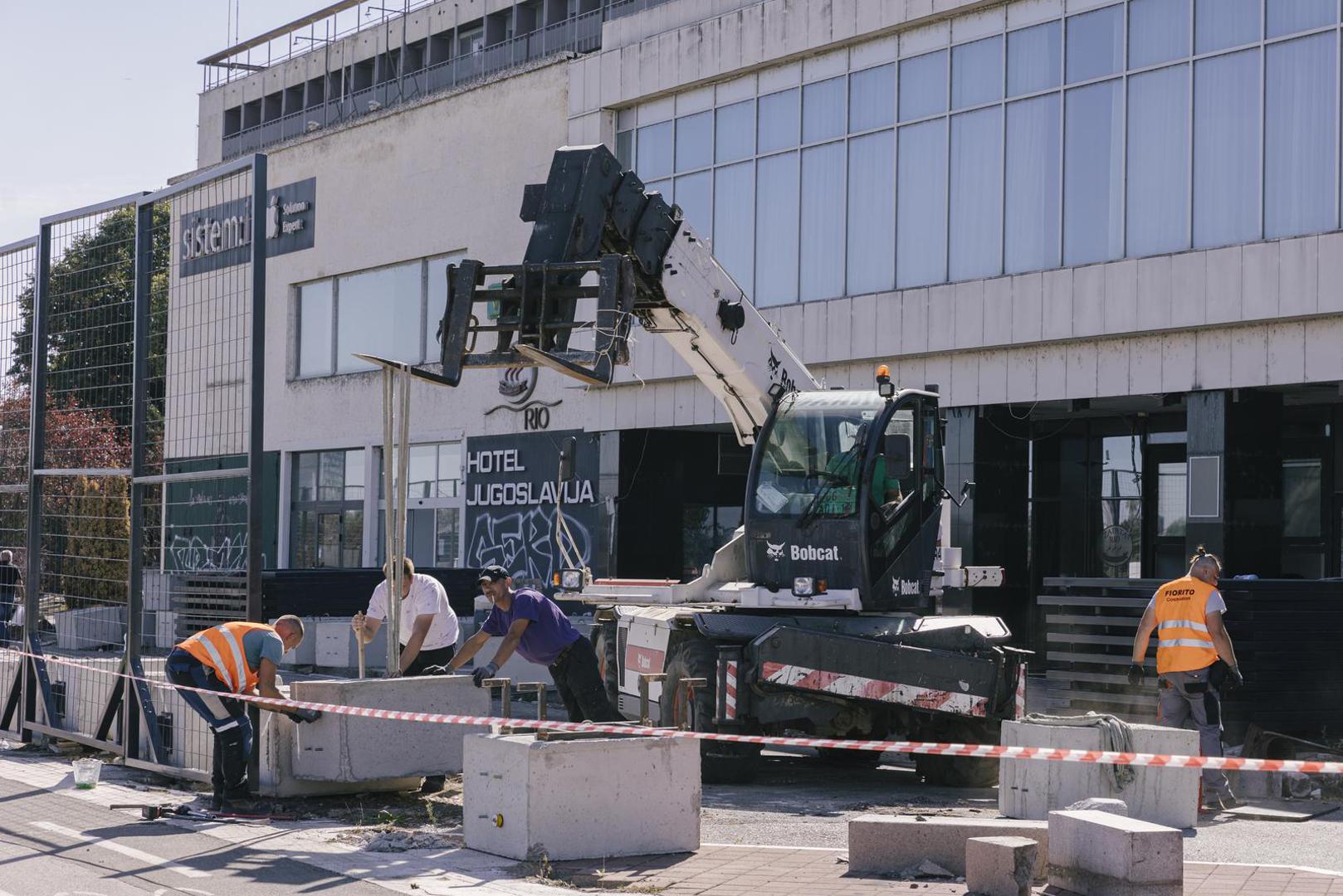 Hotel je prvotno trebao nositi ime grada u kojem se nalazi, ali je ipak dobio ime "Jugoslavija", što je odgovaralo njegovu statusu najvećeg i najreprezentativnijeg hotela tadašnje države.