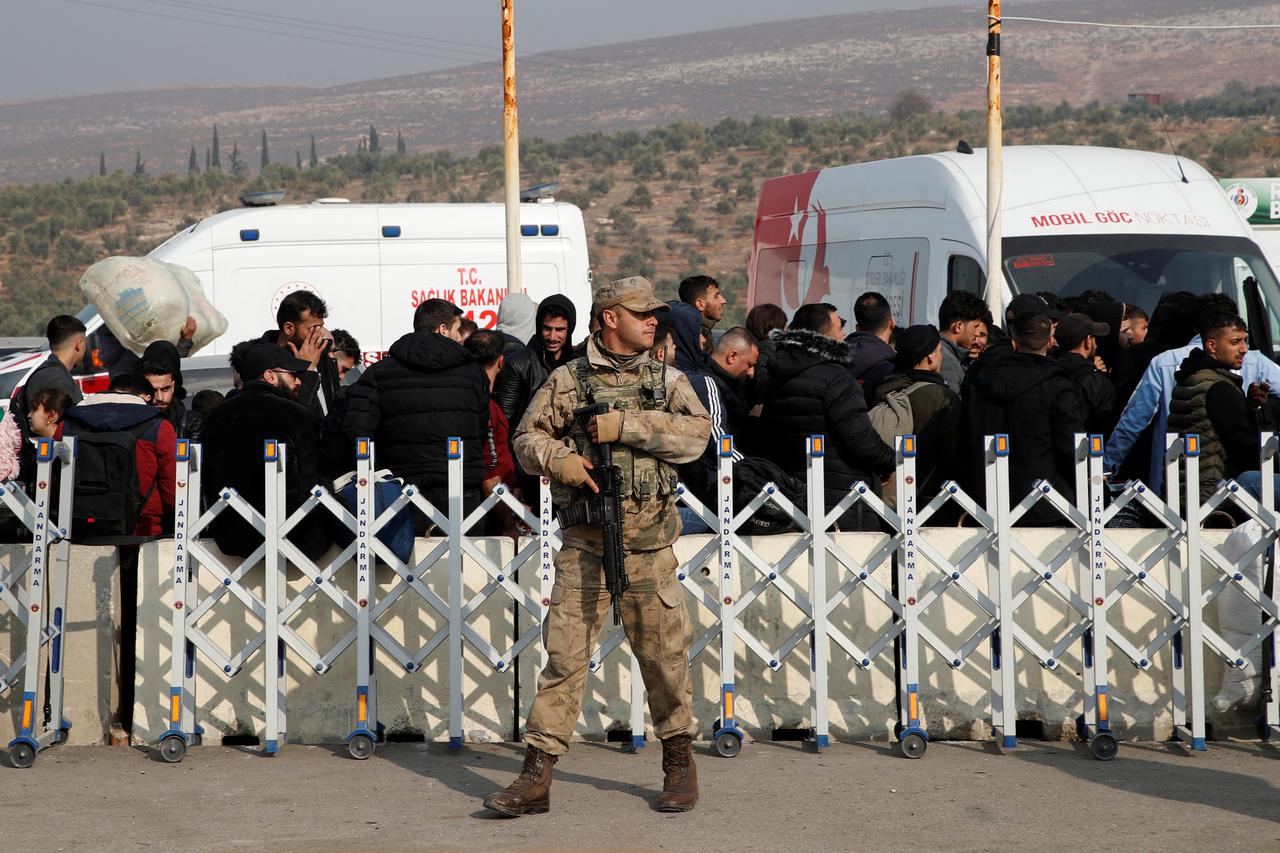 Syrian migrants arrive at Turkey's Cilvegozu border gate to cross into Syria