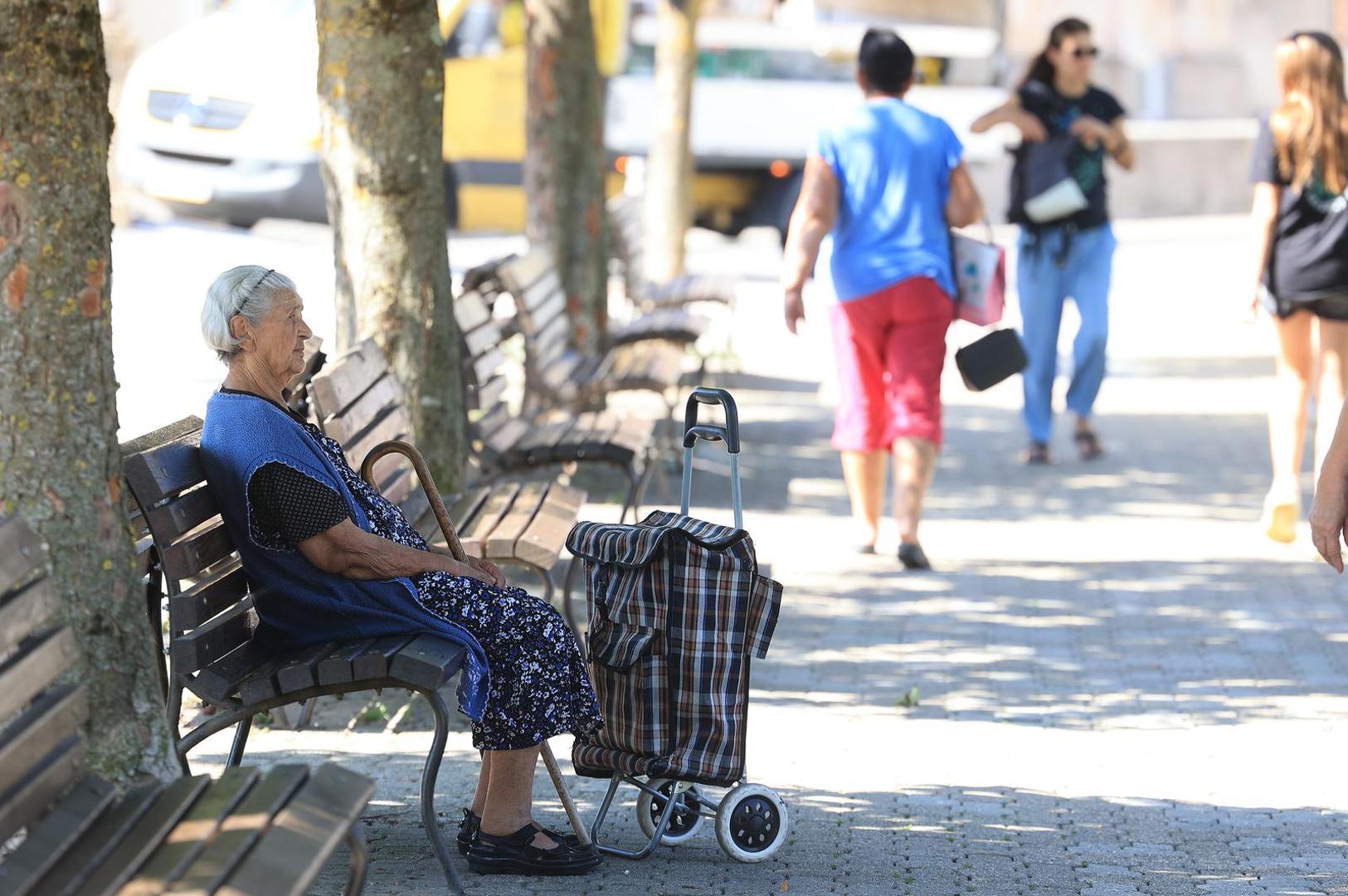 09.08.2024., Samobor - Novi toplinski val zahvatio je Hrvatsku, ljudi potrazili osvjezenje u hladu. Photo: Marko Prpic/PIXSELL