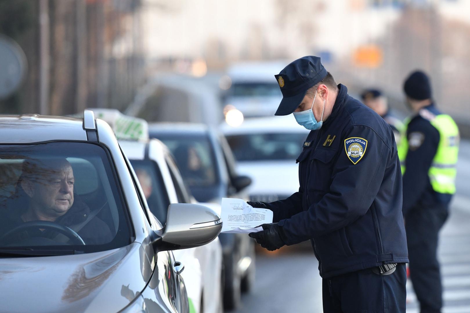 23.12.2020., Varazdin - Policijski sluzbenici kontroliraju E-propusnice na ulazu u Varazdinsku zupaniju.
Photo: Vjeran Zganec Rogulja/PIXSELL