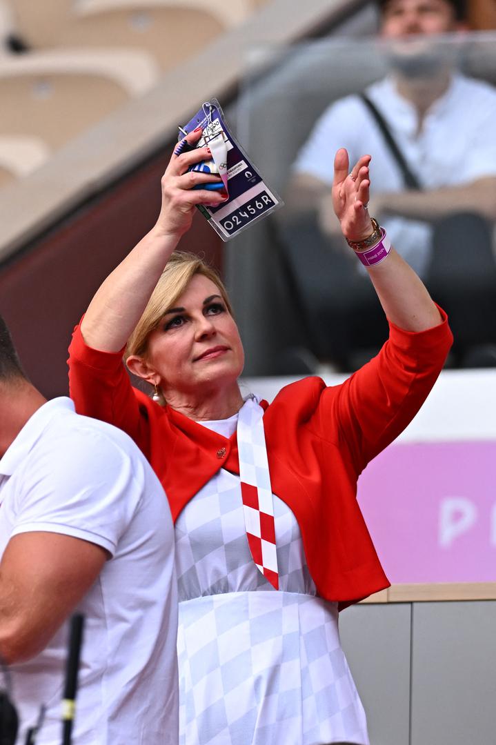 Naši sportaši Hrvatskoj su za sad donijeli pet medalja na Olimpijskim igrama u Parizu, a još ih je nekoliko u igri za odličja. U tom pohodu zasigurno neće izostati podrška s tribina, a jedna od najglasnijih navijačica i ovaj put je bivša hrvatska predsjednica Kolinda Grabar-Kitarović.